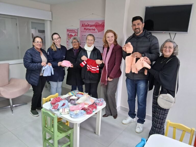 A arte de tricotar e crochetar, além de trabalhar várias habilidades, também se torna um momento terapêutico e de confraternização quando realizado em grupo.