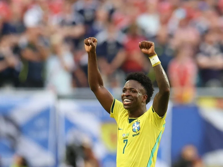 Brasil goleia a Escócia em Miami e garante o primeiro lugar no seu grupo da Copa 1 Vini Jr. marcou duas vez, enquanto Matheus Cunha completou o placar em 3 a 0 para os brasileiros no encerramento da fase classificatória.