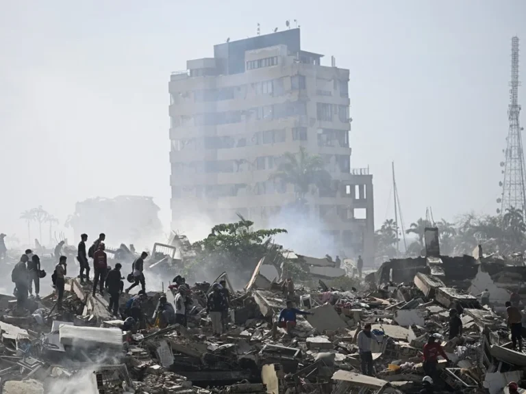 Sobe para 235 o número de mortos por terremotos na Venezuela 9 Milhares de pessoas seguem desaparecidas após desastre natural na região de La Guaira.