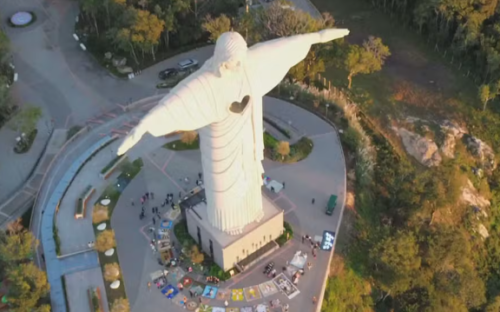 Tapetes de Corpus Christi são montados aos pés do Cristo mais alto do Brasil