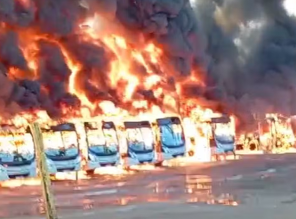 Incêndio de grandes proporções destrói quase 30 ônibus em garagem em Belo Horizonte 1 Captura de tela 2026 06 07 164949