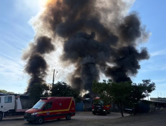 Incêndio de grandes proporções destrói quase 30 ônibus em garagem em Belo Horizonte 2 Captura de tela 2026 06 07 165304