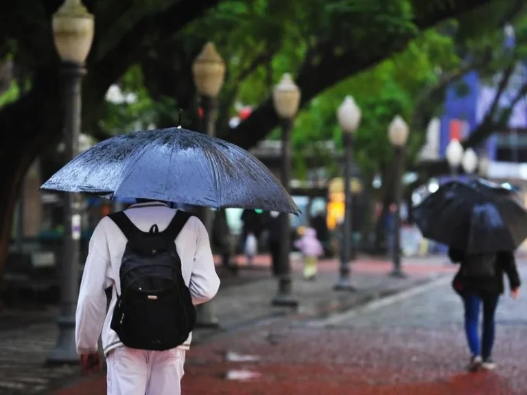 Instabilidade pode avançar até a Grande Porto Alegre na segunda metade do dia.