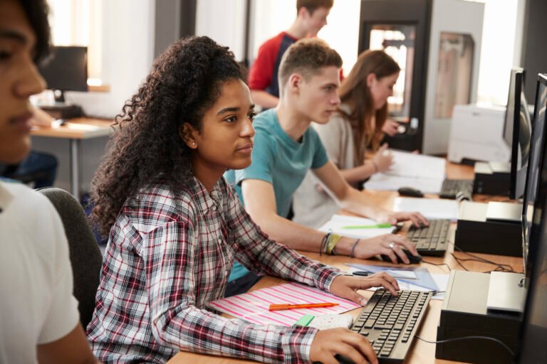 Jovens apostam na tecnologia em busca de criatividade, inovação e oportunidades profissionais 3 Estudantes Foto Divulgacao Senac RS 1.jpg