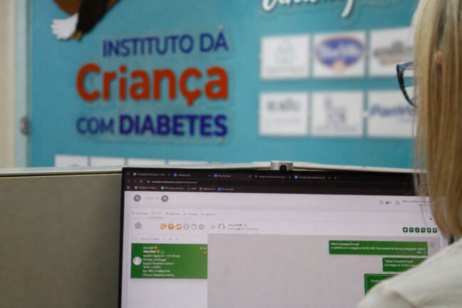 Instituto da Criança com Diabetes amplia acesso de pacientes com novo canal de agendamento via WhatsApp 6 Foto simulacao de atendimento via WhatsApp do ICDRS Creditos Igor Dreher 1.jpg