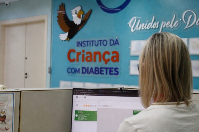 Instituto da Criança com Diabetes amplia acesso de pacientes com novo canal de agendamento via WhatsApp 5 Foto simulacao de atendimento via WhatsApp do ICDRS Creditos Igor Dreher 4.jpg