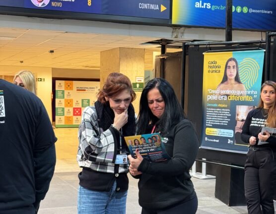 Publico surpreso com as imagens de lesoes na ALRS Creditos Bruno Pelissari.jpg