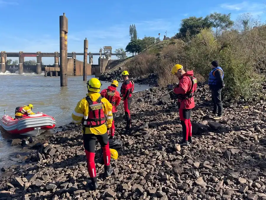 Defesa Civil e Bombeiros de Venâncio Aires fazem treinamento no Rio Taquari e se preparam contra possíveis cheias 1 Objetivo é qualificar as equipes para atuação e pronta-resposta frente às situações de emergência e diante dos eventos climáticos extremos