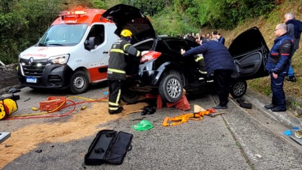Grave acidente na Serra do Rio do Rastro deixa vítimas presas às ferragens e mobiliza complexa operação de resgate 8 WhatsApp Image 2026 06 14 at 12.15.44 1