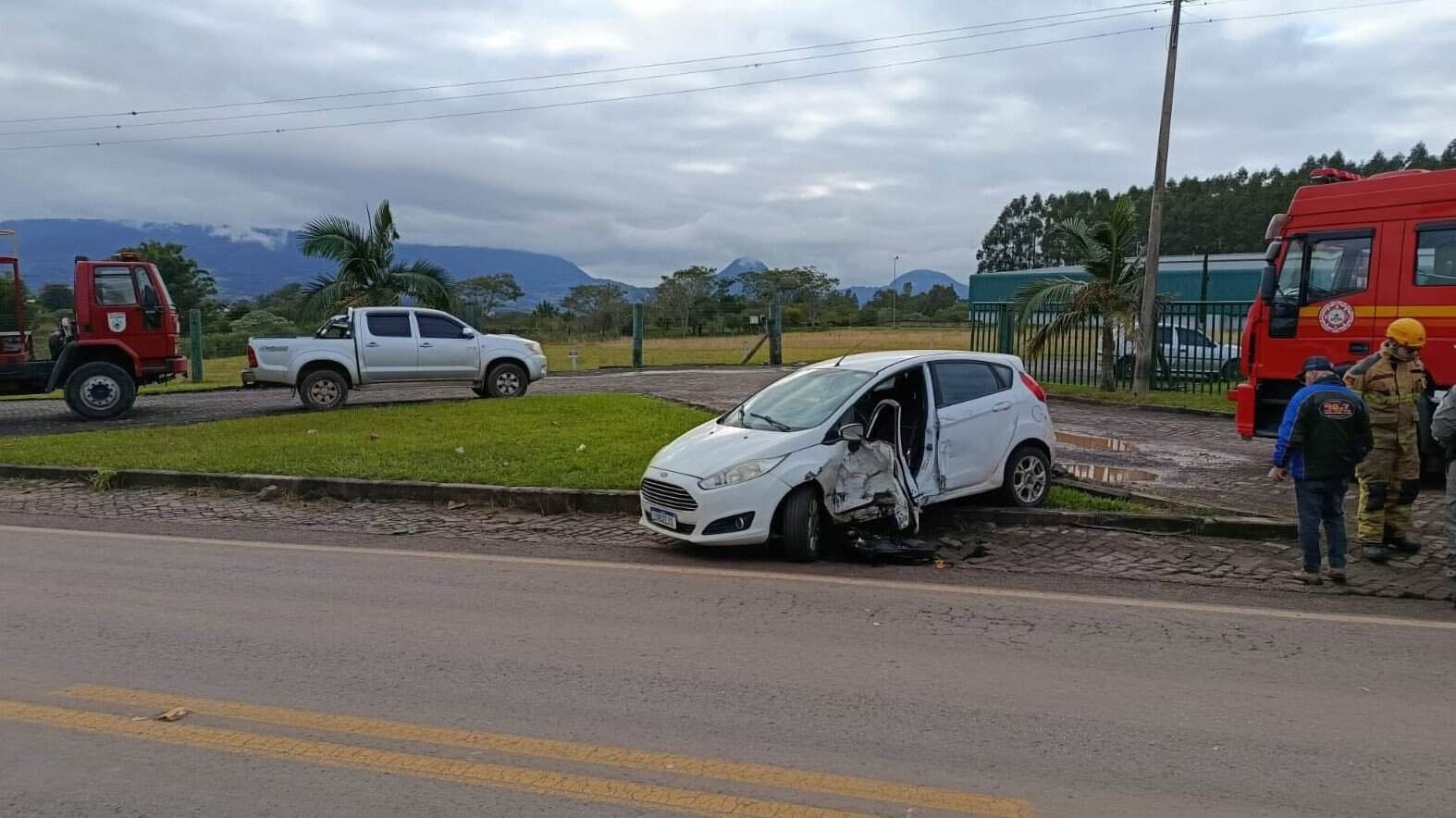 São João do Polêsine - Um acidente de trânsito envolvendo uma VW Saveiro e um Ford Fiesta foi registrado, por volta das 8h30min deste sábado 1 acidente de trânsito envolvendo uma VW Saveiro e um Ford Fiesta
