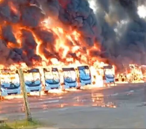 Incêndio de grandes proporções destrói quase 30 ônibus em garagem em Belo Horizonte