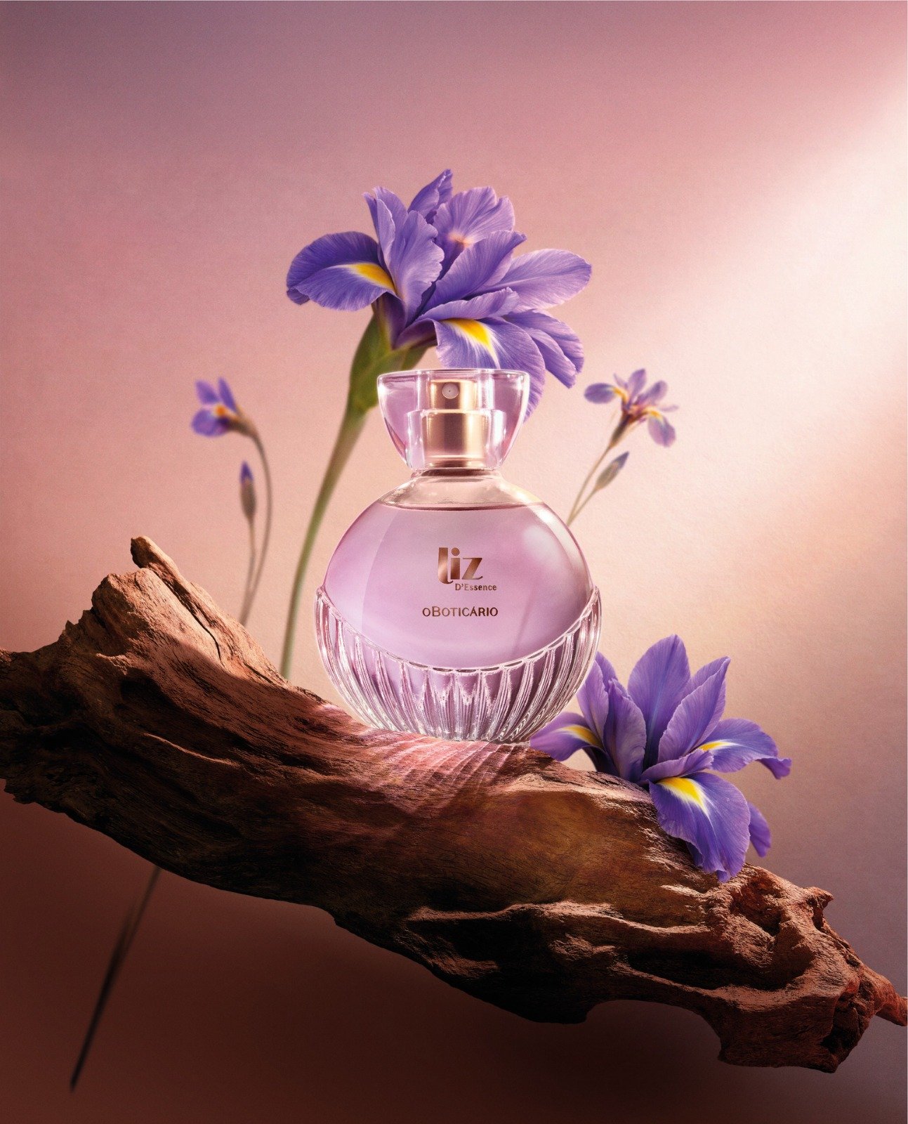 Com ingrediente raro da perfumaria internacional, O Boticário redefine o amadeirado feminino no lançamento de Liz D'Essence 4 O Boticário redefine o amadeirado feminino no lançamento de Liz D'Essence