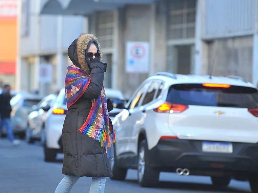 Frio começa a perder intensidade no RS nesta Quinta-feira 1 Ar polar perde força, porém ainda há chance de geada em boa parte do território gaúcho, acompanhada de frio intenso.