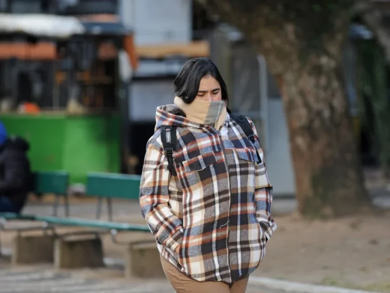 Nesta quarta-feira, 24, o tempo no Rio Grande do Sul será definido pela massa de ar frio de origem polar que cobre o Estado, e agora se associa a um centro de alta pressão.