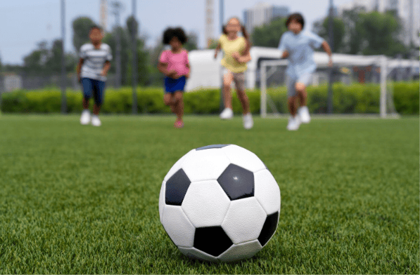 Campeonato Mundial pode ser incentivo para crianças praticarem futebol e desenvolverem habilidades importantes