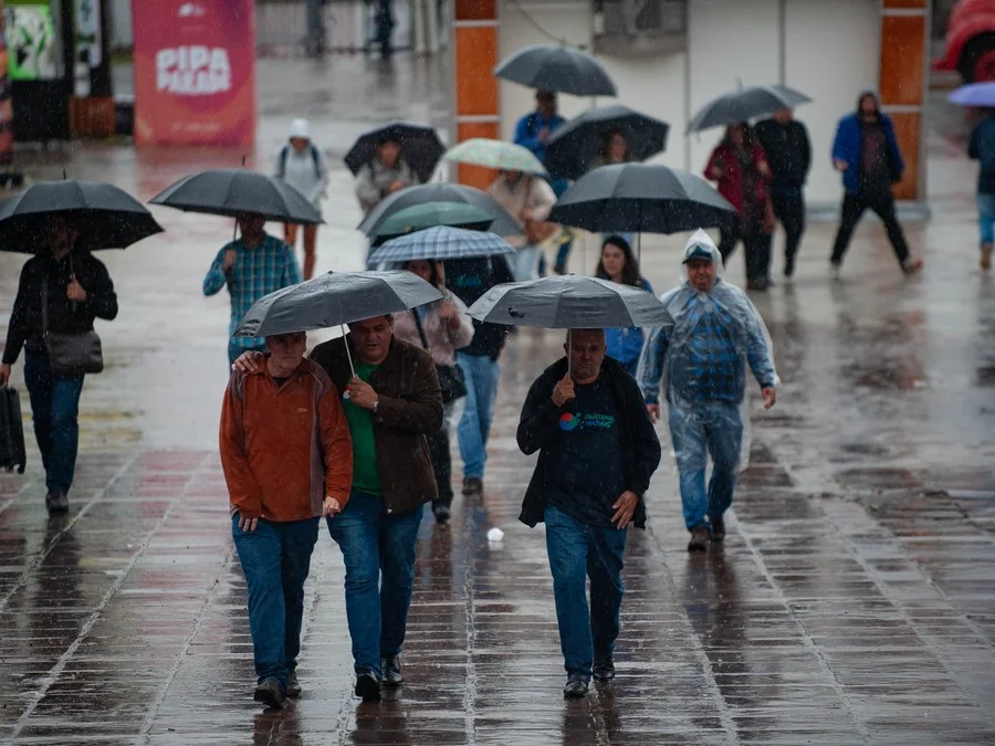 Risco de vento forte e granizo aumenta com chegada de ar polar.