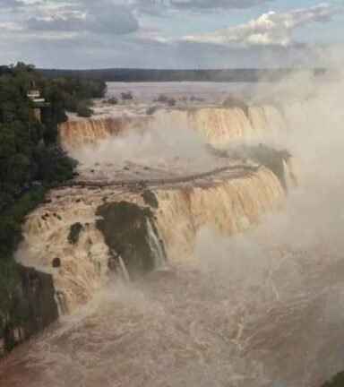 Cataratas do Iguaçu registram vazão quatro vezes acima da média e impressionam visitantes. 2 735994172 1663973088230446 8818479570053786337 n 1