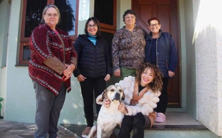 Lealdade que emociona: Cão que "velou" tutora após atropelamento na RS-240 ganha Novo Lar 9 Uma história marcada pela tragédia na Região Metropolitana de Porto Alegre ganhou um capítulo de profunda solidariedade.