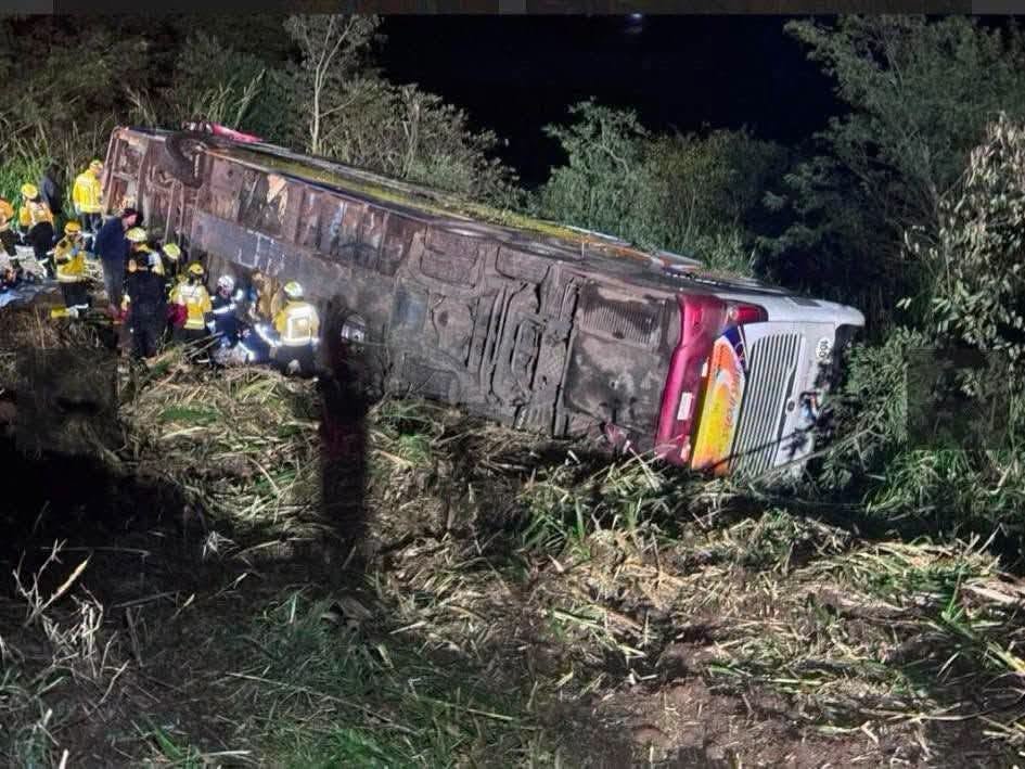 ÔNIBUS QUE SAIU DE GRAMADO NO RS RUMO AO PARAGUAI, SAI DA PISTA, CAI EM RIBANCEIRA E DEIXA TRÊS MORTOS NA SC-492 1 Um gravíssimo acidente foi registrado próximo da 1h desta quarta-feira, 15, na SC-492 entre Maravilha e São Miguel da Boa Vista.