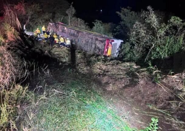ÔNIBUS QUE SAIU DE GRAMADO NO RS RUMO AO PARAGUAI, SAI DA PISTA, CAI EM RIBANCEIRA E DEIXA TRÊS MORTOS NA SC-492 3 747736676 895000476380233 97663456996089381 n