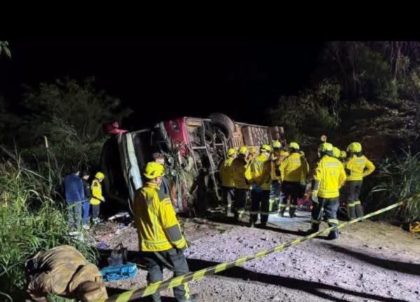 ÔNIBUS QUE SAIU DE GRAMADO NO RS RUMO AO PARAGUAI, SAI DA PISTA, CAI EM RIBANCEIRA E DEIXA TRÊS MORTOS NA SC-492 4 748776954 1589876316119995 7455577719753211145 n