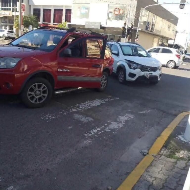 A colisão envolveu um Fiat Mobi e uma Ford Ecosport.