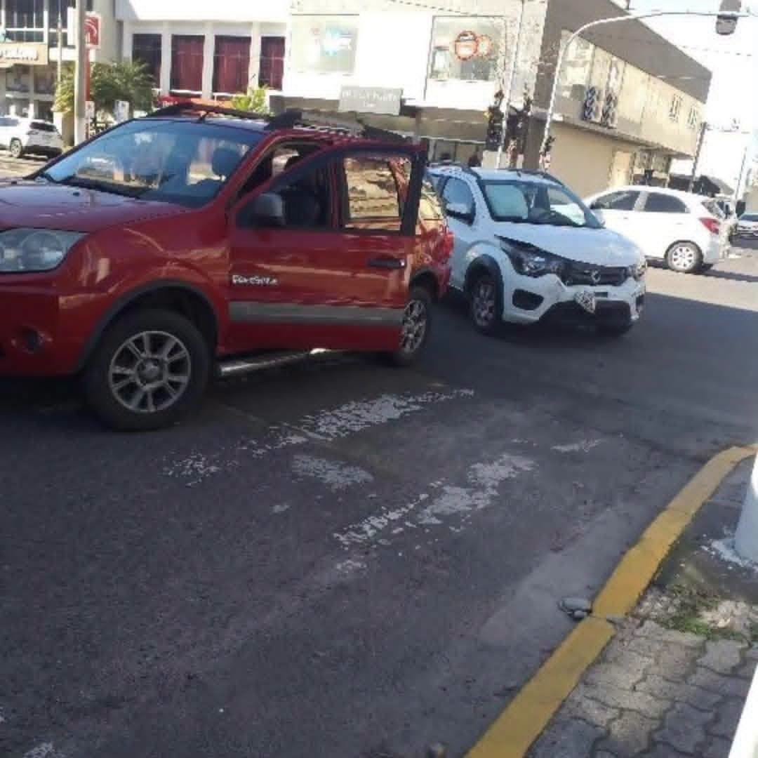 A colisão envolveu um Fiat Mobi e uma Ford Ecosport.