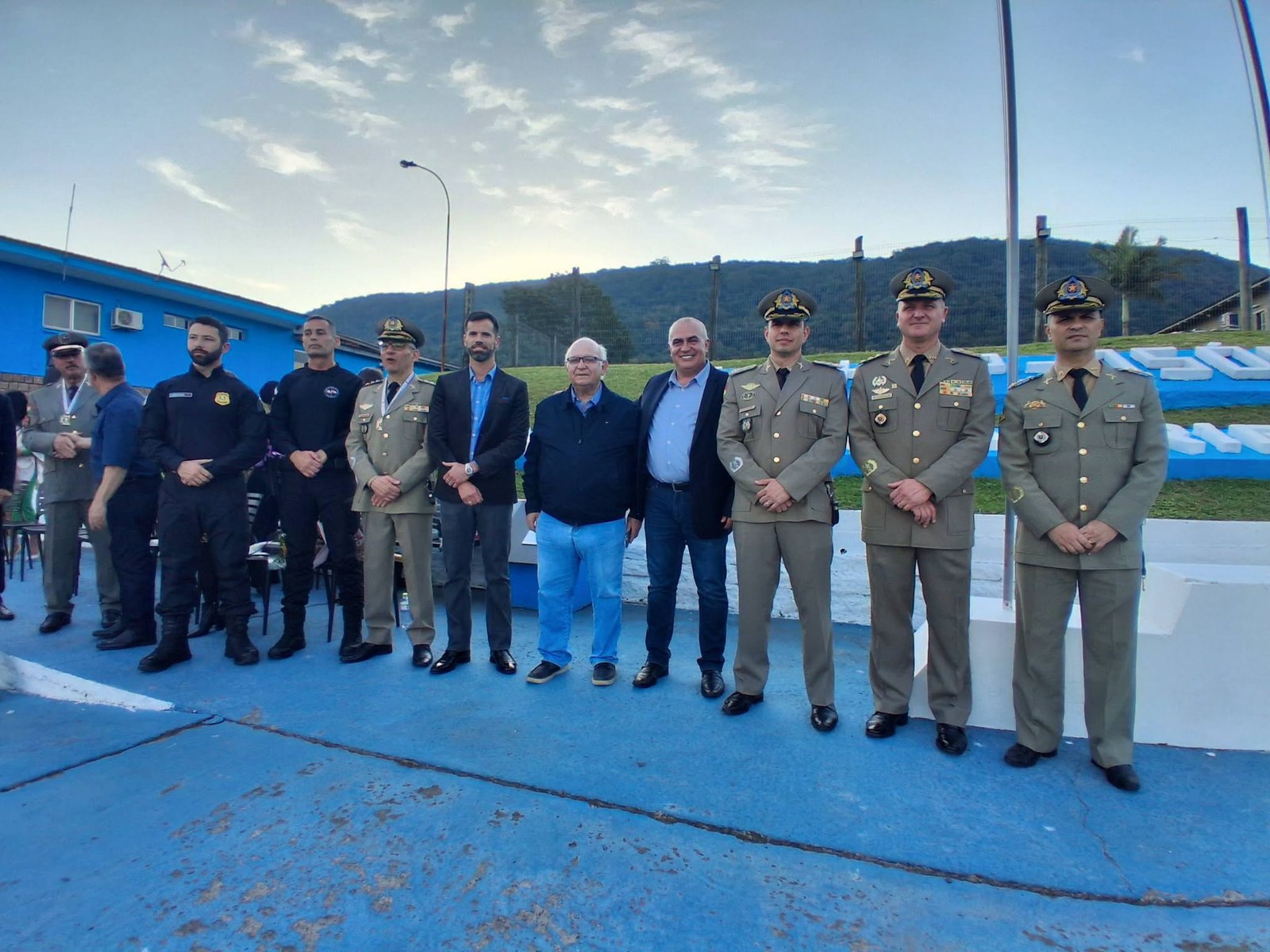 EXECUTIVO MUNICIPAL DE OSÓRIO PRESTIGIA O ANIVERSÁRIO DA ESCOLA DE SOLDADOS DA BRIGADA MILITAR E A SUA PASSAGEM DE COMANDO 1 Ocorreu na tarde desta sexta-feira (17/07), junto à sede do 8º Batalhão de Polícia Militar, a solenidade que marcou o 17º Aniversário da Escola de Formação, Habilitação e Especialização de Praças de Osório (EsFHEP-Osório).