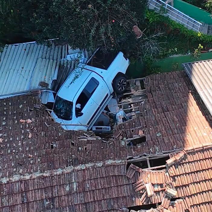Uma caminhonete saiu da pista e foi parar literalmente em cima do telhado de uma residência localizada na Rua Martin Berkmiler.