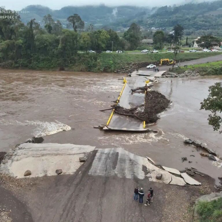 Estrutura havia sido inaugurada há apenas quatro meses, em março deste ano; cheia do rio causa severos estragos no município.