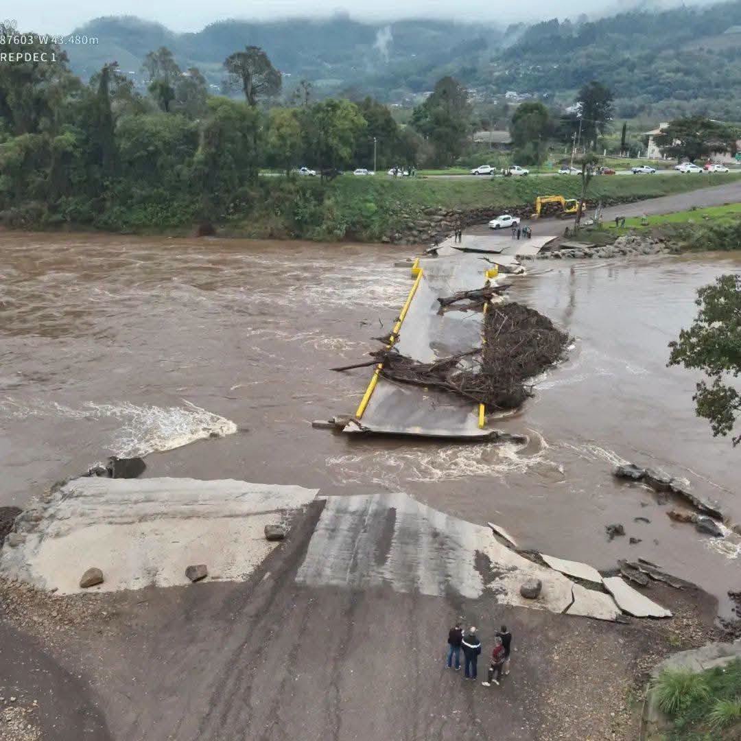 DESTRUIÇÃO: Ponte Felizcidade tem cabeceiras arrancadas pela força do Rio Caí em Feliz 1 Estrutura havia sido inaugurada há apenas quatro meses, em março deste ano; cheia do rio causa severos estragos no município.