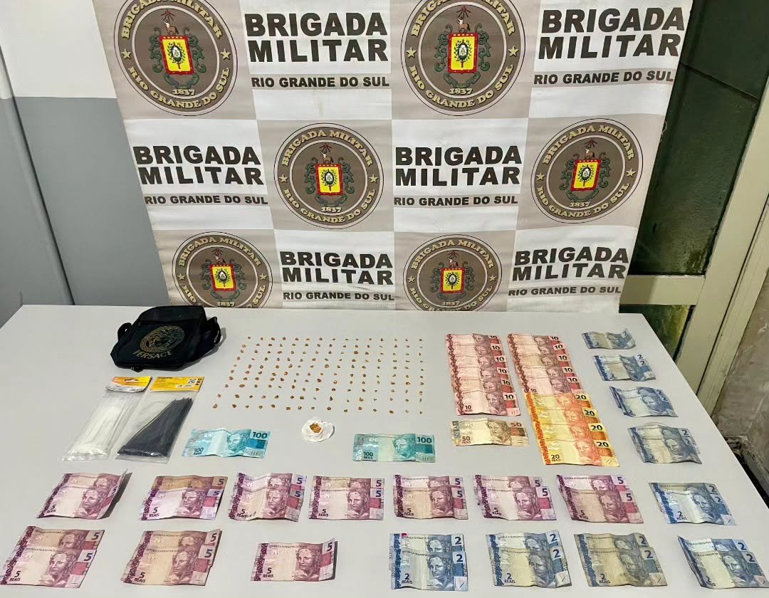 Dois homens e uma mulher foram presos por tráfico de entorpecentes na tarde deste sábado (25), durante uma ação da Brigada Militar no bairro Albatroz, em Osório.