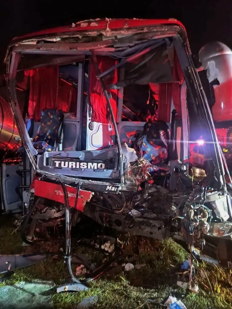 Um grave acidente de trânsito envolvendo um ônibus de turismo do município de Nonoai e uma carreta mobilizou dezenas de socorristas na noite desta sexta-feira (24), por volta das 20h.