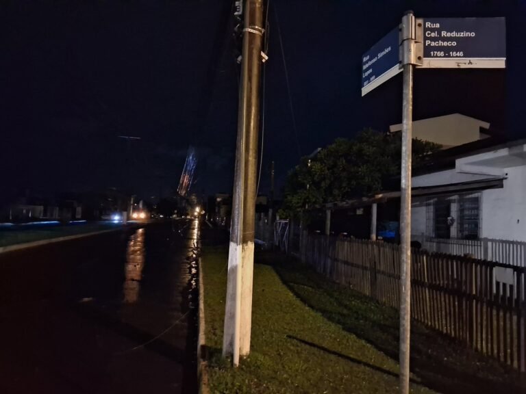 Um forte temporal com chuva e ventos fortes atingiu o município de Osório, no início da noite desta segunda-feira (27/07), causando destelhamentos de casas e quedas de postes de energia elétrica.