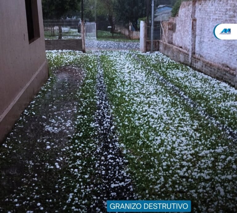Uma força-tarefa foi mobilizada para atender as famílias atingidas pelo forte temporal de granizo que atingiu Santo Antônio das Missões no início da tarde desta segunda-feira (27).