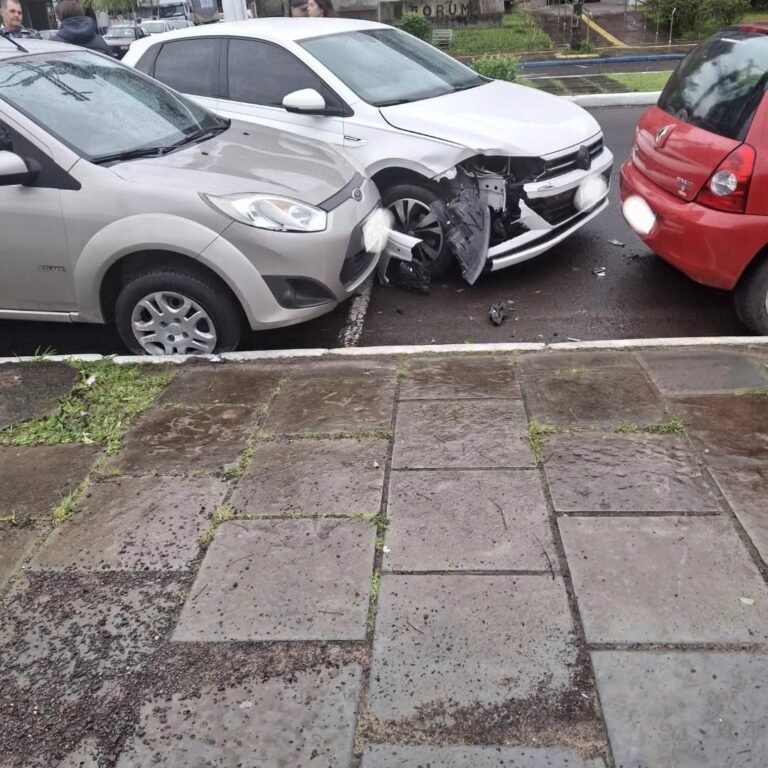 Um acidente de trânsito envolvendo quatro veículos foi registrado por volta das 12h desta terça-feira (28), na Avenida Jorge Dariva, no Centro de Osório.