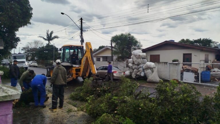 Desde a noite de segunda-feira (27/07), logo após o forte temporal com vento e chuva que atingiu o município de Osório, a equipe da prefeitura realizou a distribuição de lonas para o atendimento emergencial das famílias afetadas.