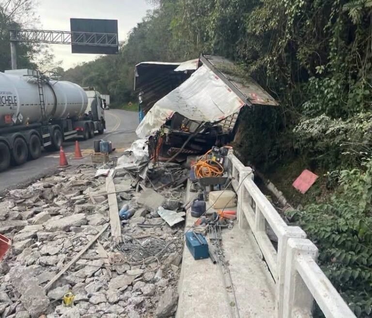 Uma carreta carregada com cerca de 28 toneladas de areia se envolveu em um acidente no fim da tarde desta segunda-feira (27).