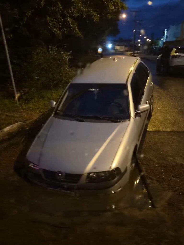 Um buraco encoberto pelo acúmulo de água causou transtornos a motoristas na manhã desta quarta-feira (29).