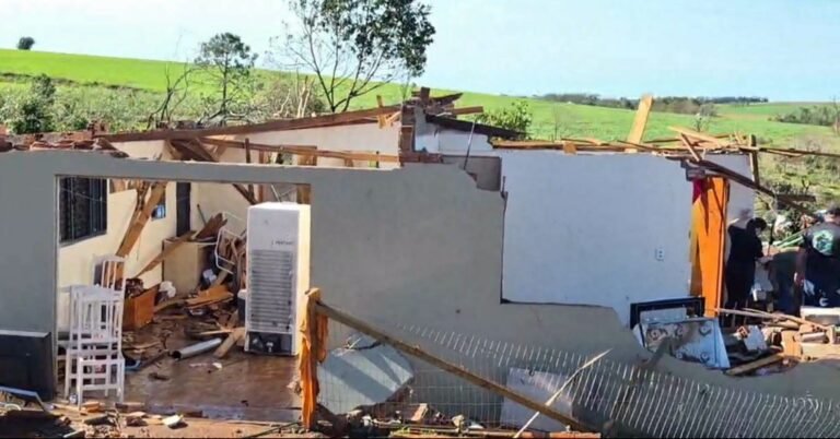 Um tornado destruiu três casas de uma mesma família na localidade de Rincão dos Ribeiro, no interior de Giruá, no Noroeste do Rio Grande do Sul na terça-feira (28).
