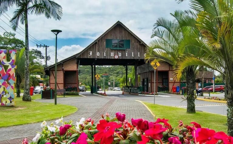 Expoville sedia evento do setor de turismo e reúne profissionais e lideranças nacionais 5 Nesta quinta-feira (2/7), a partir das 13h, a Expoville sedia o Fórum ABAV-SC 2026, evento realizado pela Associação Brasileira de Agências de Viagens de Santa Catarina (ABAV-SC).