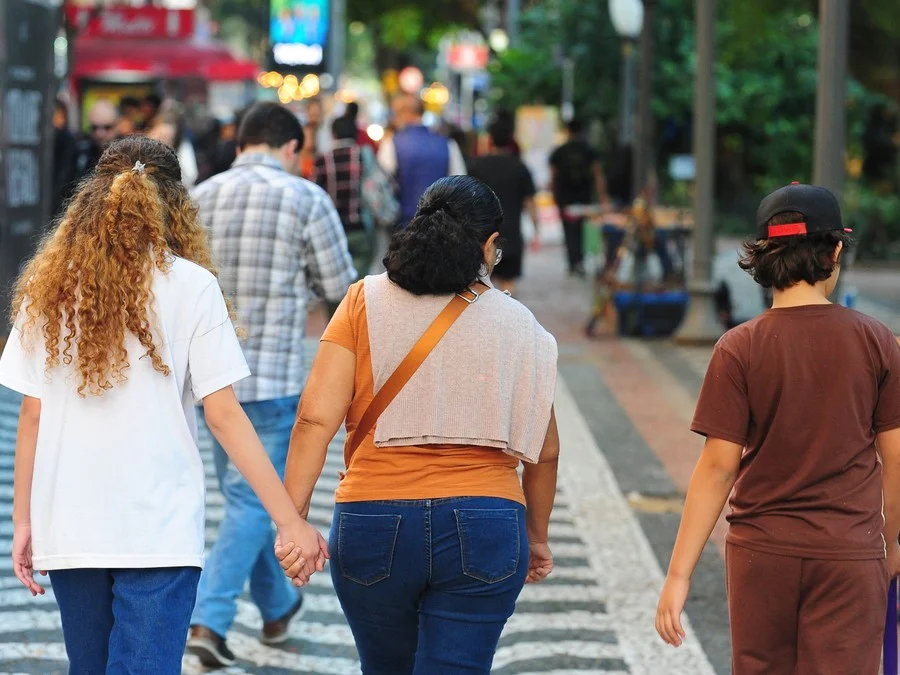RS terá Sexta-feira de forte calor e vendavais com risco de danos 1 Previsão indica que temperaturas serão extraordinariamente altas e fora do comum para julho, com máximas de até 34ºC