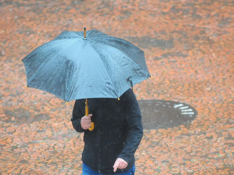 Segunda será de frio e chuva fraca no RS 1 Uma nova massa de ar frio, porém não tão intensa quanto a da semana passada, ingressa nesta segunda-feira no Rio Grande do Sul.