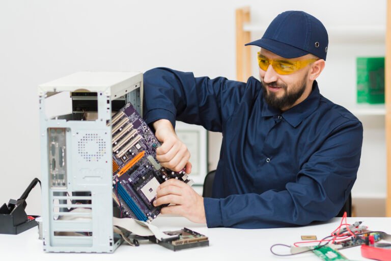 Curso Técnico em Informática segue em alta e amplia oportunidades para novos profissionais 14 A tecnologia está presente em praticamente todos os aspectos da vida moderna.