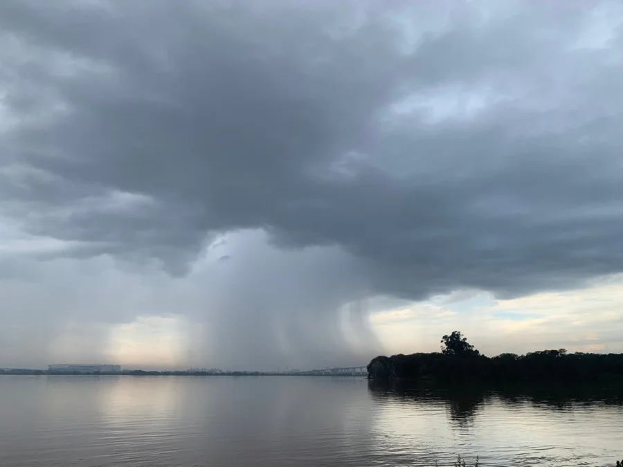 Dia começa com algumas aberturas de sol e tarde será abafada em diversos pontos.