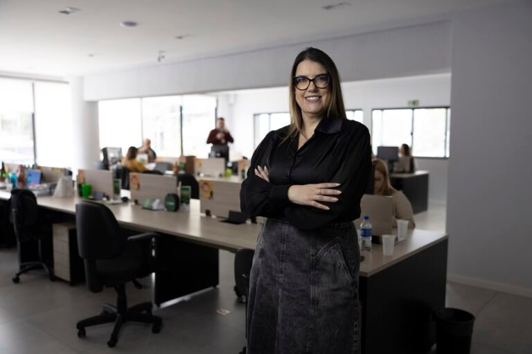 A busca por maior autonomia profissional e por uma rotina mais compatível com a maternidade tem levado cada vez mais mulheres a enxergar a corretagem imobiliária como uma alternativa de carreira.