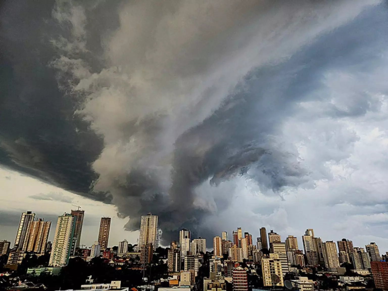 A previsão aponta para tempestades severas, com possibilidade de granizo de grande porte, rajadas de vento que podem superar os 90 km/h e volumes elevados de precipitação.