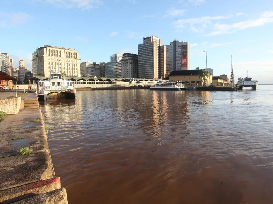 Guaíba passa da cota de atenção em Porto Alegre e pode chegar a 2,70 metros no Sábado 1 Nível do Guaíba chegou a 1,96 metro no Cais Mauá; no local, a cota de atenção é 1,90 metro.