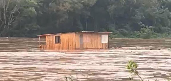 Vídeo mostra residência sendo levada pela correnteza no encontro dos rios Carreiro e das Antas. 