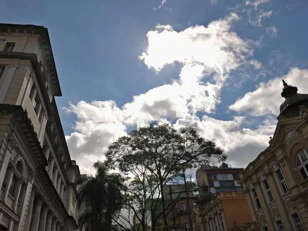 Massa de ar quente eleva temperaturas no Noroeste e Norte do Estado.